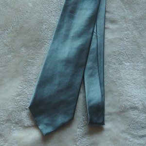 Donna Karan Signature collection -- Silver Gray Silk Tie made in the USA